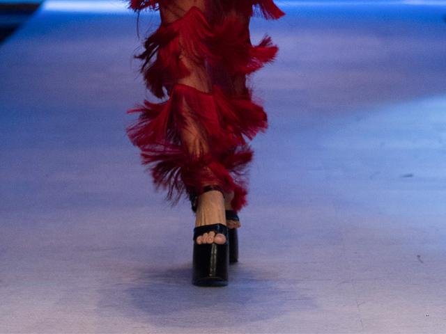 lan-dau-lam-vedette-san-dien-huong-giang-gay-an-tuong-voi-man-catwalk-chang-thua-sieu-mau