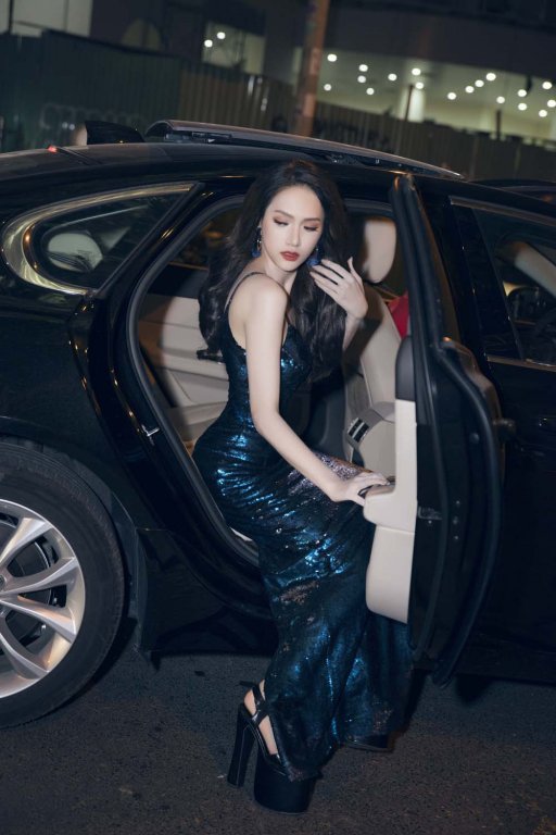lan-dau-lam-vedette-san-dien-huong-giang-gay-an-tuong-voi-man-catwalk-chang-thua-sieu-mau
