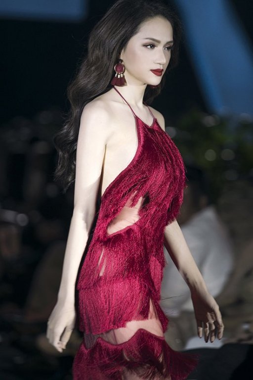 lan-dau-lam-vedette-san-dien-huong-giang-gay-an-tuong-voi-man-catwalk-chang-thua-sieu-mau