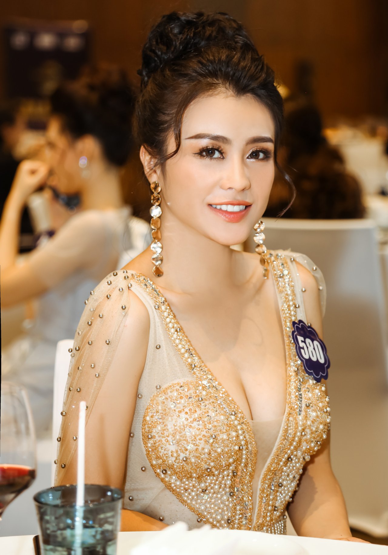 ngo-lo-tin-don-kem-sac-top-40-hoa-hau-bien-viet-nam-toan-cau-xuat-hien-rang-ro-va-noi-bat