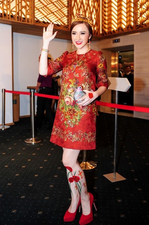 angela-phuong-trinh-va-nhung-bo-canh-choi-troi-moi-khi-xuat-hien-tren-tham-do