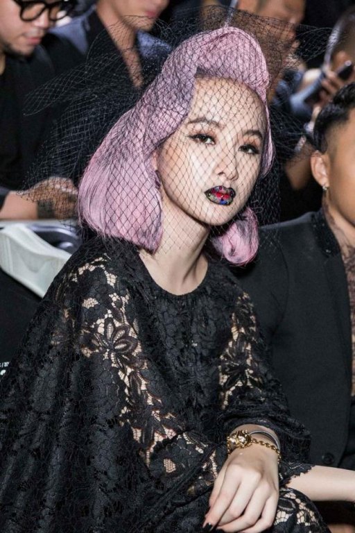 angela-phuong-trinh-va-nhung-bo-canh-choi-troi-tren-tham-do