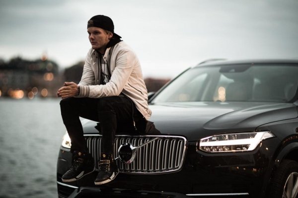 avicii-la-ai-va-dj-noi-tieng-avicii-bat-ngo-qua-doi-o-tuoi-28