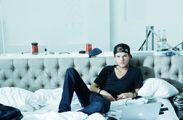 avicii-la-ai-va-dj-noi-tieng-avicii-bat-ngo-qua-doi-o-tuoi-28