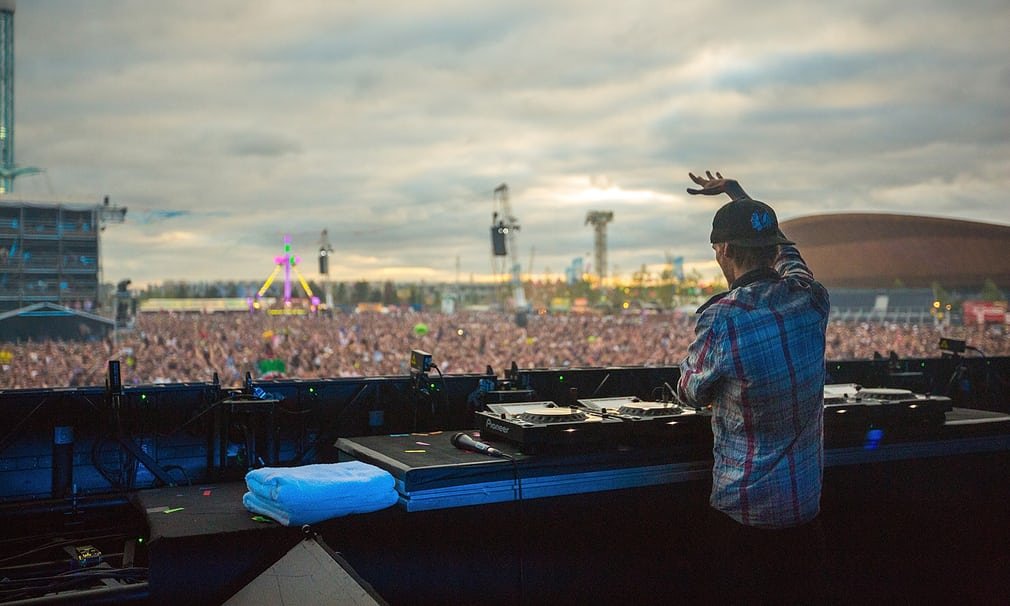 avicii-la-ai-va-dj-noi-tieng-avicii-bat-ngo-qua-doi-o-tuoi-28