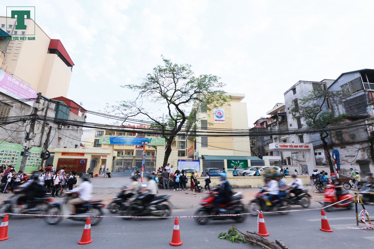 canh-tuong-dua-don-hoc-sinh-hon-loan-khi-duong-cat-linh-cam-1-lan-duong