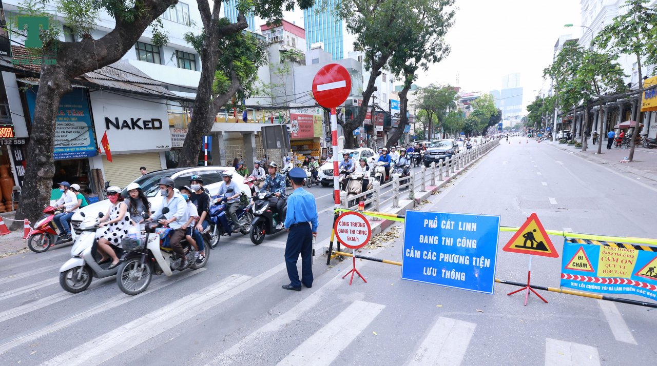 canh-tuong-dua-don-hoc-sinh-hon-loan-khi-duong-cat-linh-cam-1-lan-duong
