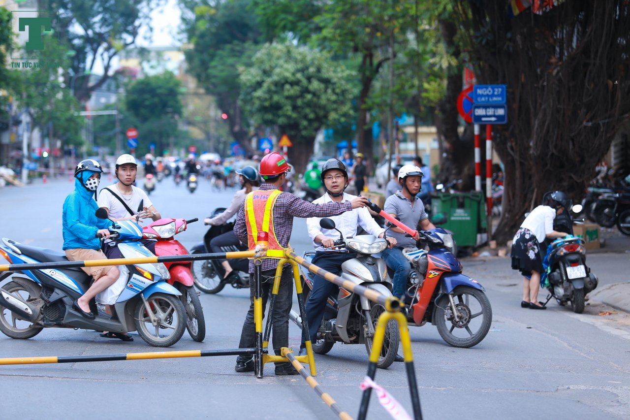 canh-tuong-dua-don-hoc-sinh-hon-loan-khi-duong-cat-linh-cam-1-lan-duong
