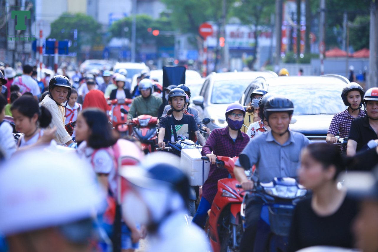 canh-tuong-dua-don-hoc-sinh-hon-loan-khi-duong-cat-linh-cam-1-lan-duong