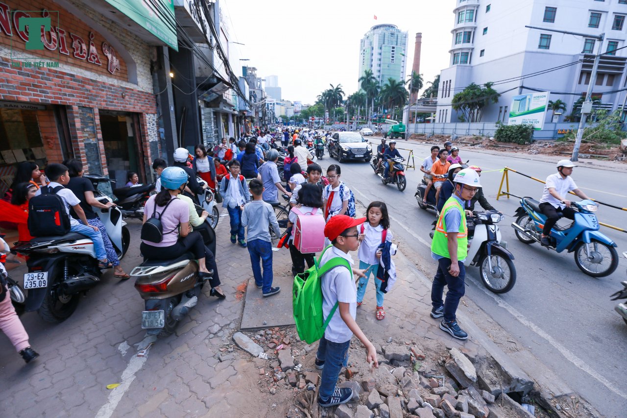 canh-tuong-dua-don-hoc-sinh-hon-loan-khi-duong-cat-linh-cam-1-lan-duong