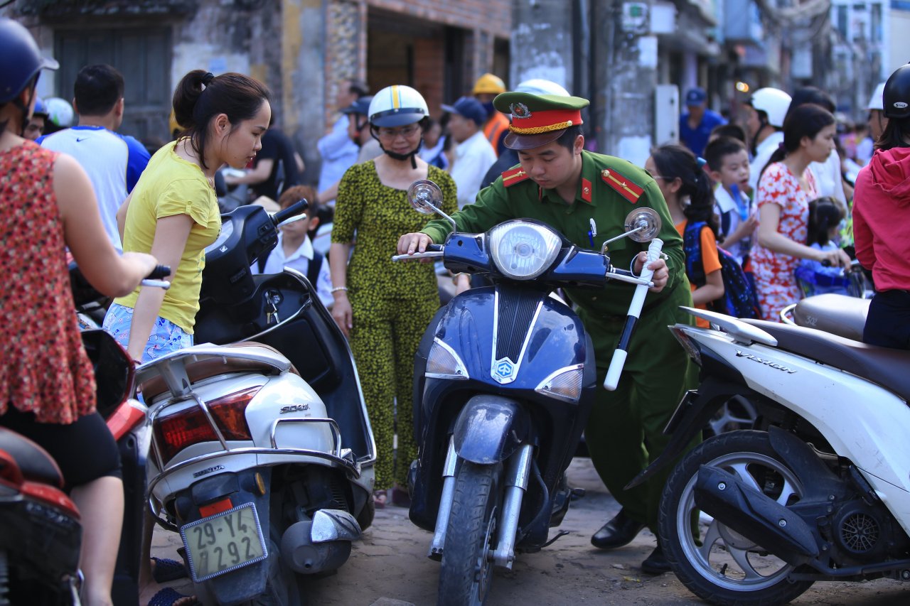 canh-tuong-dua-don-hoc-sinh-hon-loan-khi-duong-cat-linh-cam-1-lan-duong