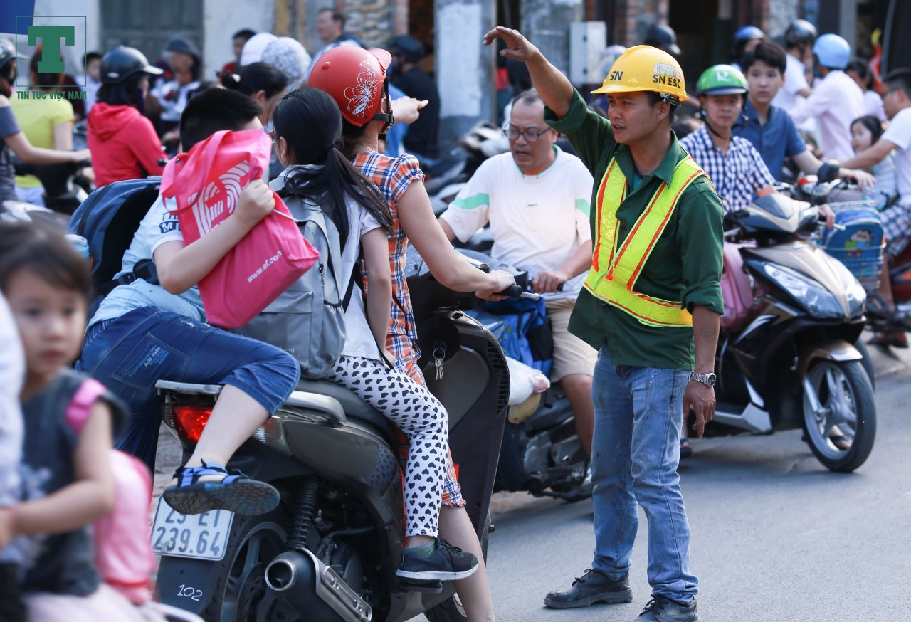 canh-tuong-dua-don-hoc-sinh-hon-loan-khi-duong-cat-linh-cam-1-lan-duong