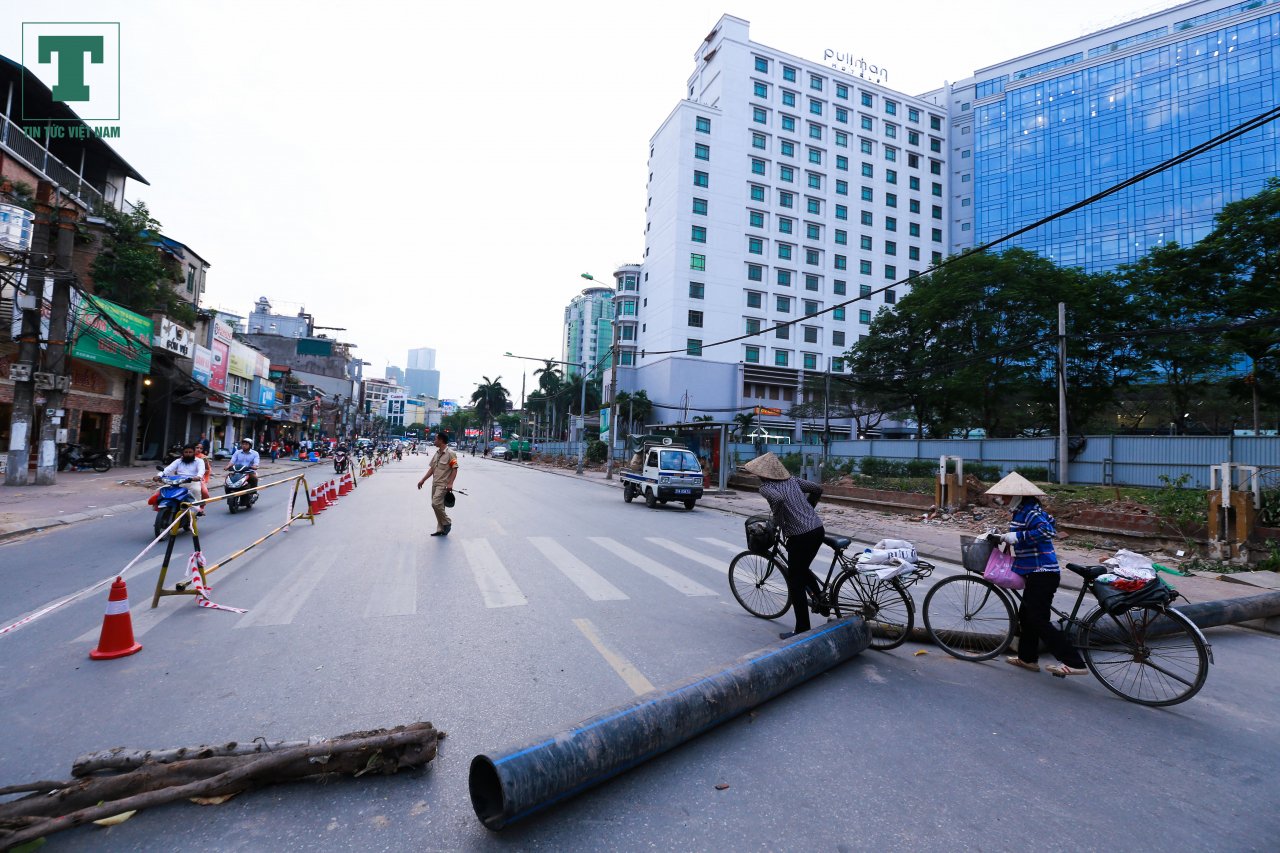 canh-tuong-dua-don-hoc-sinh-hon-loan-khi-duong-cat-linh-cam-1-lan-duong