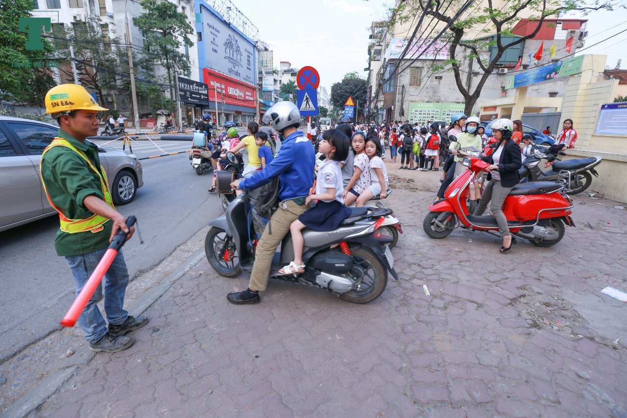 canh-tuong-dua-don-hoc-sinh-hon-loan-khi-duong-cat-linh-cam-1-lan-duong