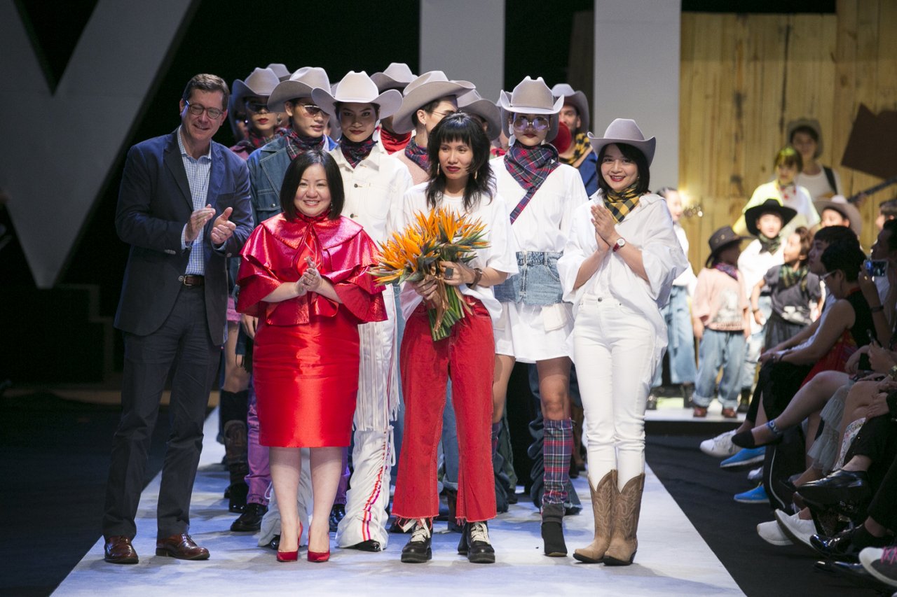 kim-dung-tro-thanh-vedette-ngoc-chau-huong-ly-tung-hoanh-tuan-le-thoi-trang-quoc-te-viet-nam-xuan-he-2018