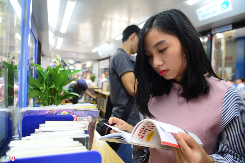 Khai trương xe buýt sách ở Sài Gòn