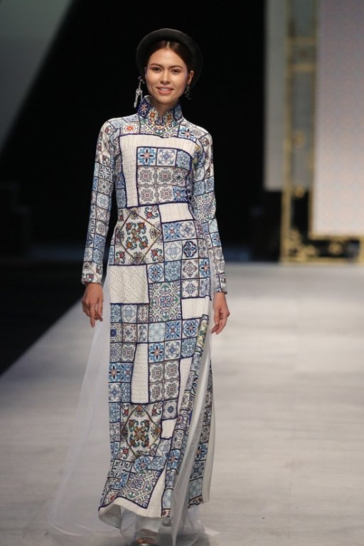 gay-tranh-cai-vi-tang-can-khong-kiem-soat-ngoc-trinh-dien-ao-dai-tai-xuat-san-catwalk-voi-vai-tro-vedette