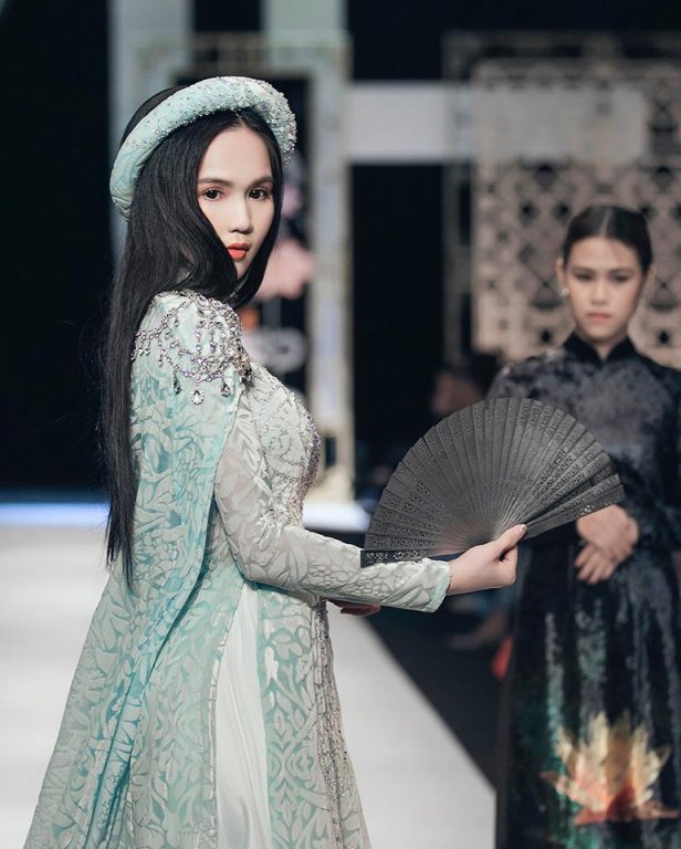 gay-tranh-cai-vi-tang-can-khong-kiem-soat-ngoc-trinh-dien-ao-dai-tai-xuat-san-catwalk-voi-vai-tro-vedette