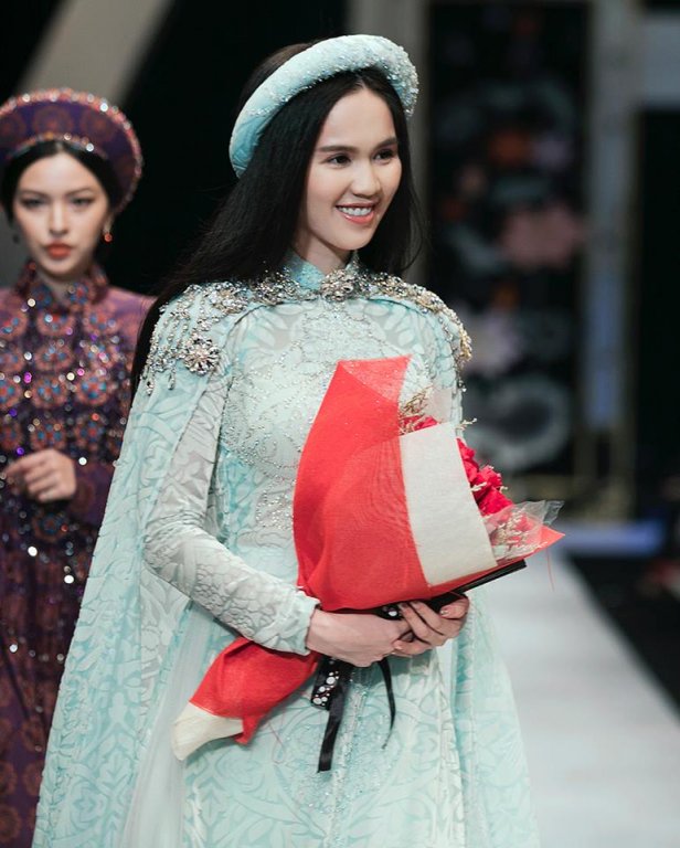 gay-tranh-cai-vi-tang-can-khong-kiem-soat-ngoc-trinh-dien-ao-dai-tai-xuat-san-catwalk-voi-vai-tro-vedette