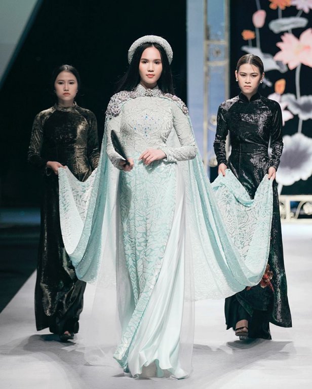 gay-tranh-cai-vi-tang-can-khong-kiem-soat-ngoc-trinh-dien-ao-dai-tai-xuat-san-catwalk-voi-vai-tro-vedette
