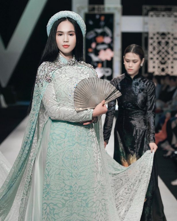 gay-tranh-cai-vi-tang-can-khong-kiem-soat-ngoc-trinh-dien-ao-dai-tai-xuat-san-catwalk-voi-vai-tro-vedette
