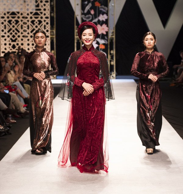 gay-tranh-cai-vi-tang-can-khong-kiem-soat-ngoc-trinh-dien-ao-dai-tai-xuat-san-catwalk-voi-vai-tro-vedette