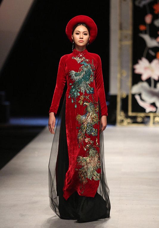 gay-tranh-cai-vi-tang-can-khong-kiem-soat-ngoc-trinh-dien-ao-dai-tai-xuat-san-catwalk-voi-vai-tro-vedette