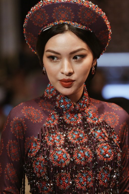 gay-tranh-cai-vi-tang-can-khong-kiem-soat-ngoc-trinh-dien-ao-dai-tai-xuat-san-catwalk-voi-vai-tro-vedette