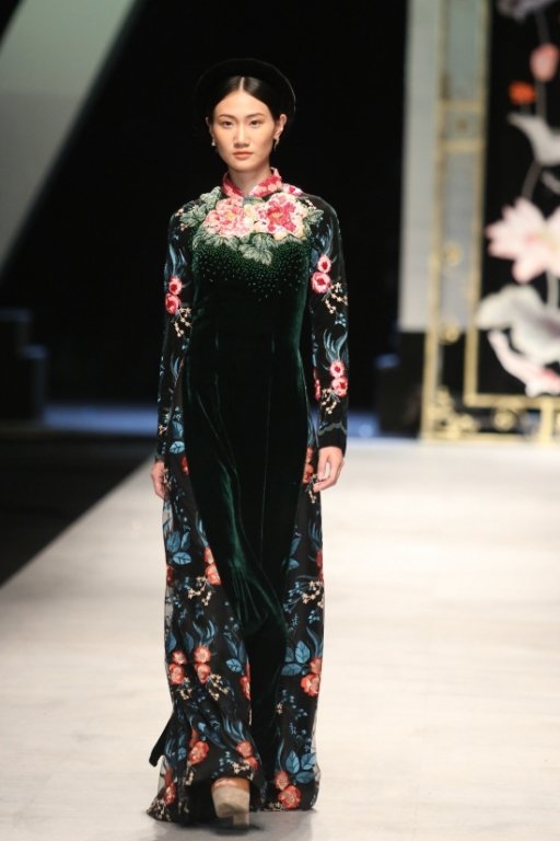 gay-tranh-cai-vi-tang-can-khong-kiem-soat-ngoc-trinh-dien-ao-dai-tai-xuat-san-catwalk-voi-vai-tro-vedette