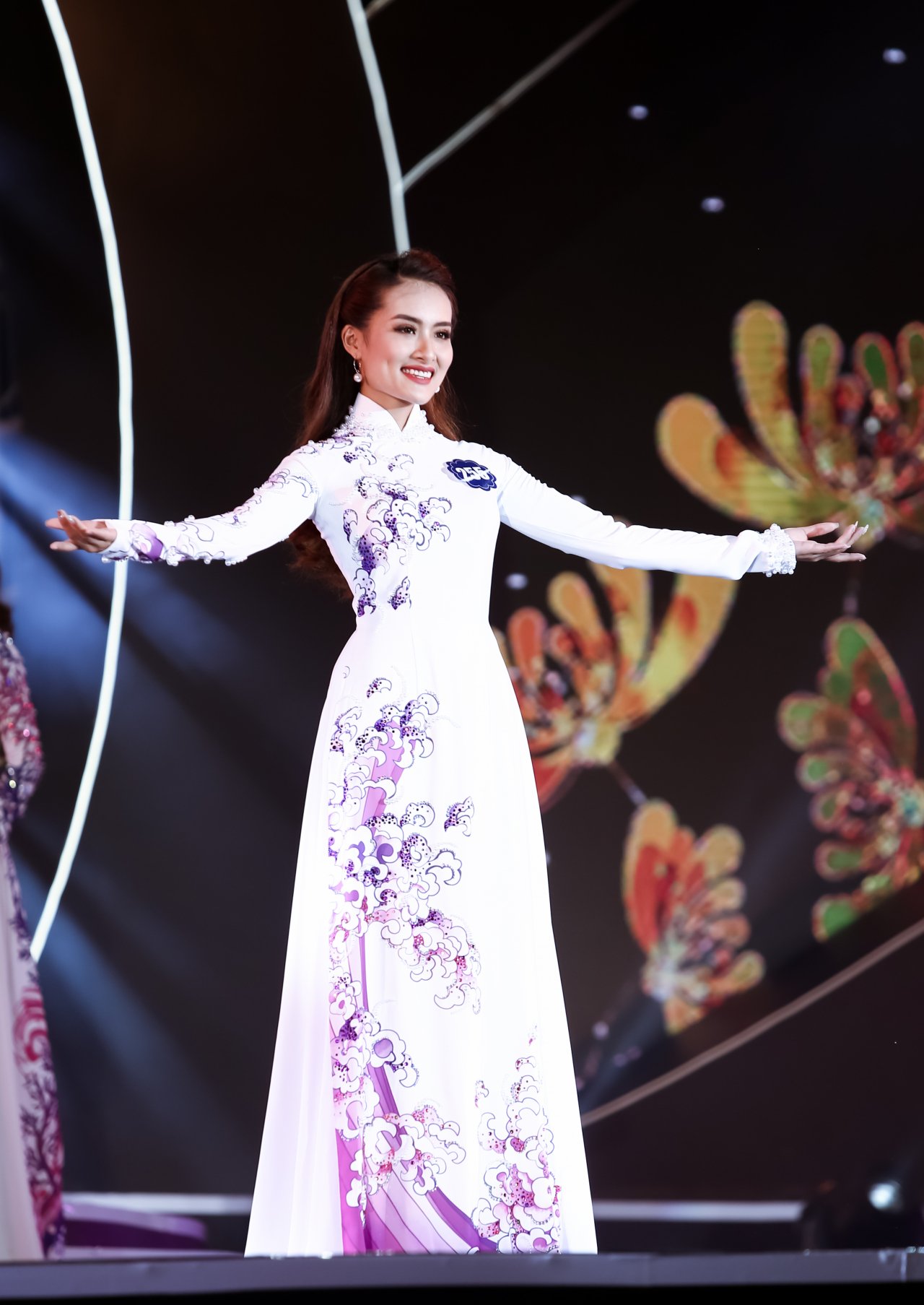 kho-roi-mat-truoc-nhan-sac-xinh-dep-cua-tan-hoa-hau-bien-viet-nam-toan-cau-2018