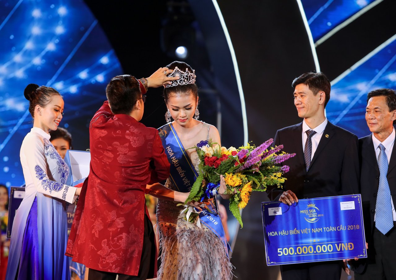 kho-roi-mat-truoc-nhan-sac-xinh-dep-cua-tan-hoa-hau-bien-viet-nam-toan-cau-2018