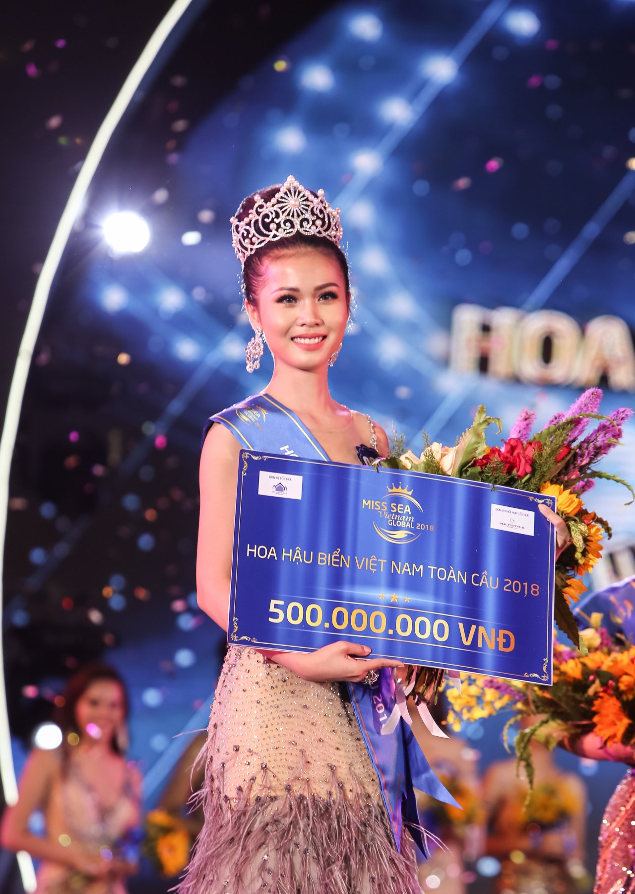 kho-roi-mat-truoc-nhan-sac-xinh-dep-cua-tan-hoa-hau-bien-viet-nam-toan-cau-2018