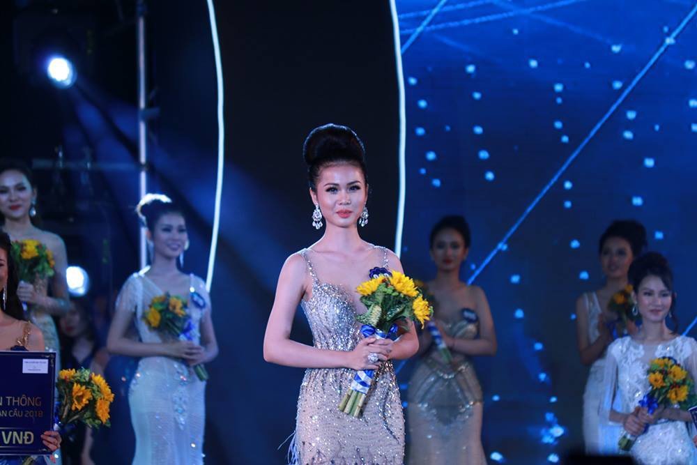 moi-dang-quang-tan-hoa-hau-bien-viet-nam-toan-cau-2018-gay-tranh-cai-vi-phan-thi-ung-xu-chua-thuyet-phuc