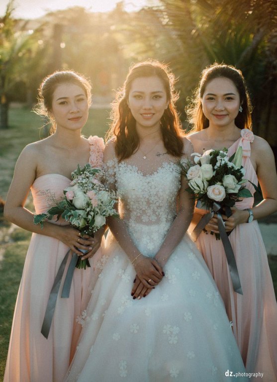 Đám cưới đẹp như mơ bên bờ biển của cặp đôi đồng tính nữ từng là tình địch khi yêu chung một cô gái