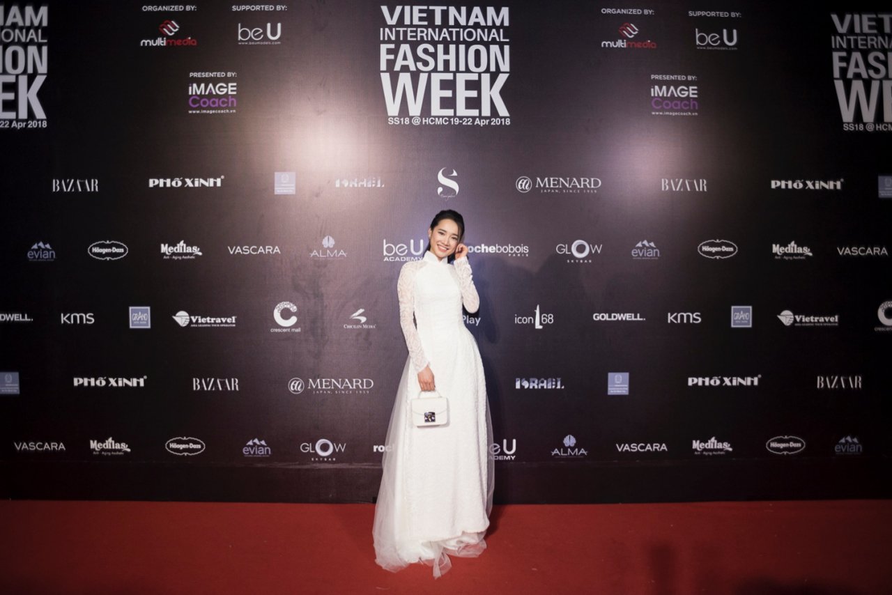 tham-do-fashion-week-tu-hom-nay-hay-goi-cao-ngan-la-hoa-hau-mc-phuong-mai-de-dat-voi-ao-vest-khoet-sau-hun-hut