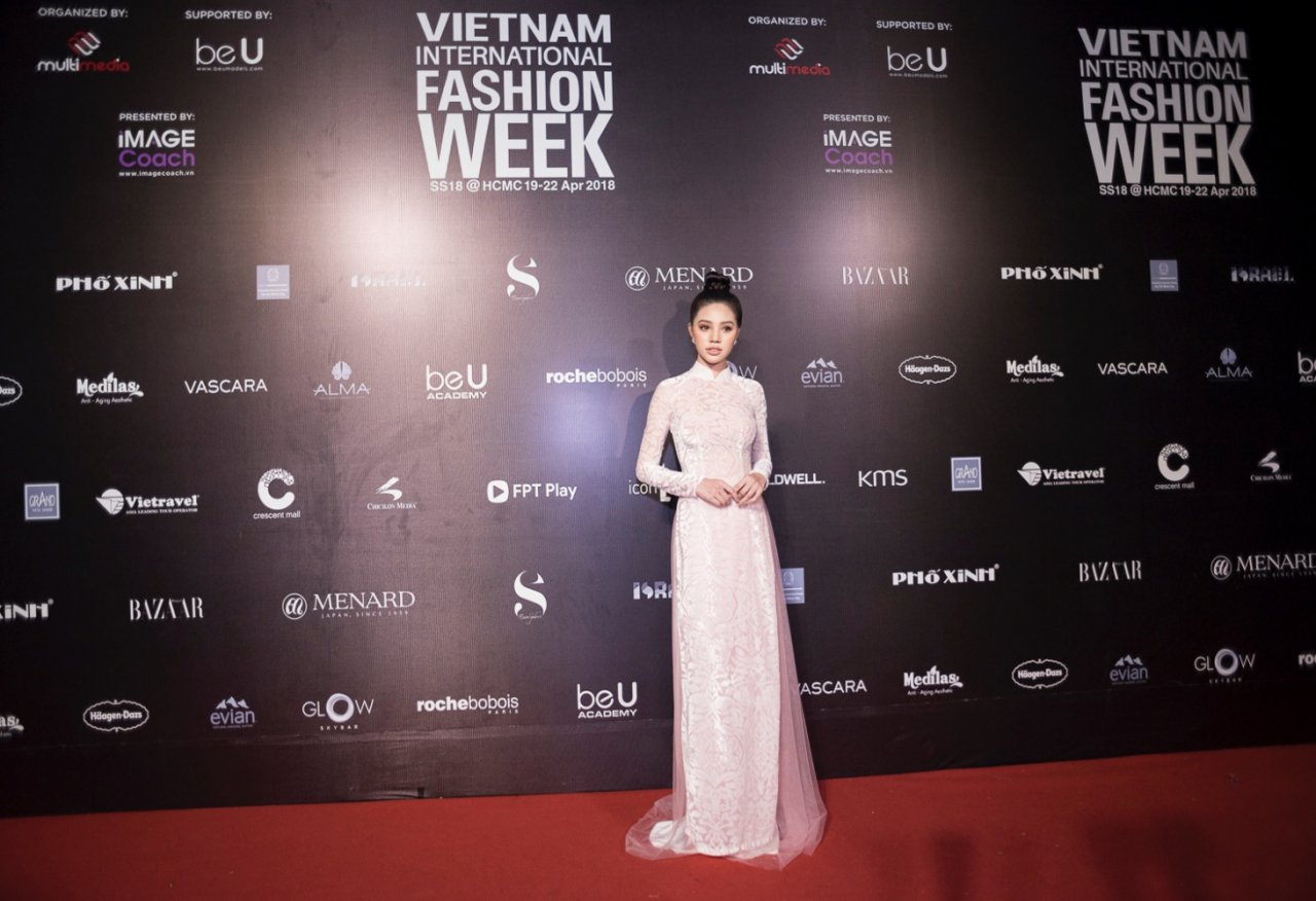 tham-do-fashion-week-tu-hom-nay-hay-goi-cao-ngan-la-hoa-hau-mc-phuong-mai-de-dat-voi-ao-vest-khoet-sau-hun-hut