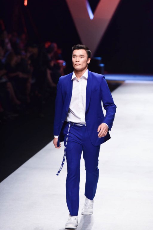 that-bat-ngo-bui-tien-dung-lam-vedette-lai-dep-trai-nhu-the-nay-day-9292cb2c
