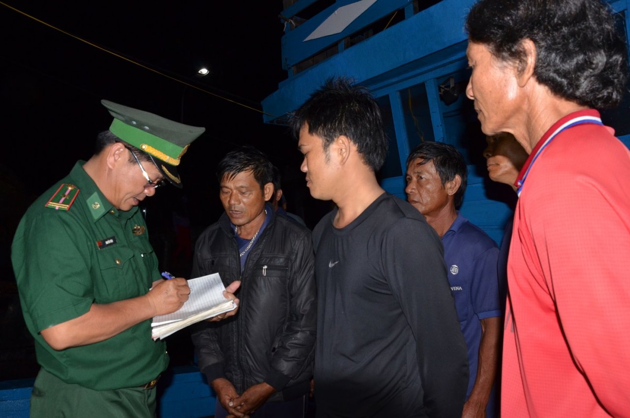 6-ngu-dan-quang-ngai-bi-tau-la-dam-chim-tau-da-ve-den-dat-lien