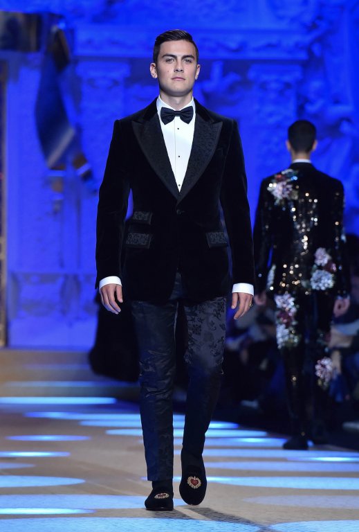 dau-chi-rieng-bui-tien-dung-nhieu-cau-thu-noi-tieng-the-gioi-cung-tung-toa-sang-tren-san-catwalk
