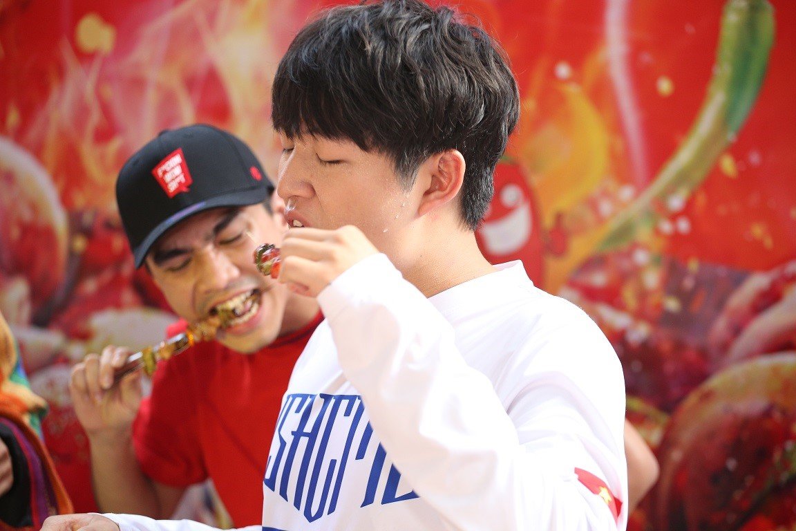 gioi-tre-sai-gon-bat-ngo-truoc-thu-thach-choi-hang-nong-cung-hang-loat-sao-viet