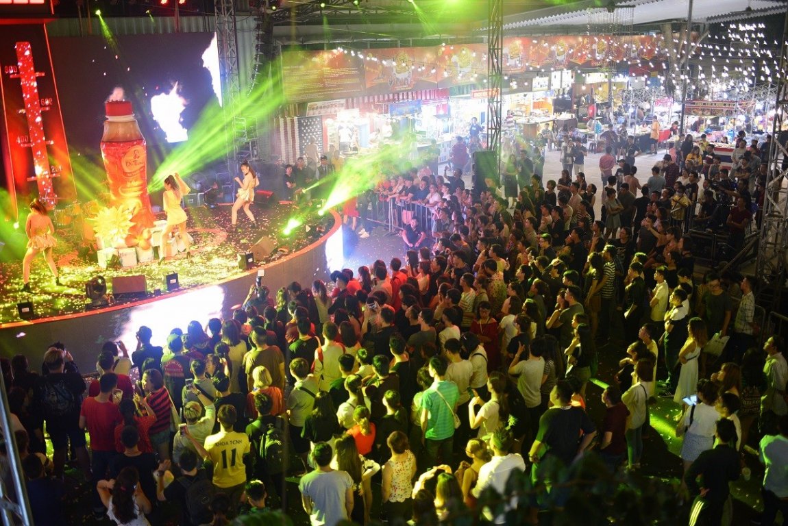 gioi-tre-sai-gon-bat-ngo-truoc-thu-thach-choi-hang-nong-cung-hang-loat-sao-viet