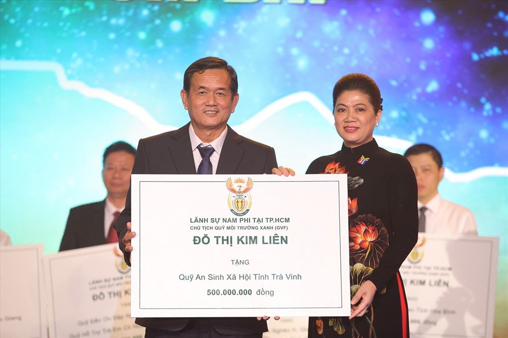 hon-5-ty-dong-trao-tang-cac-quy-vi-cong-dong-nhan-quoc-khanh-nam-phi-2018