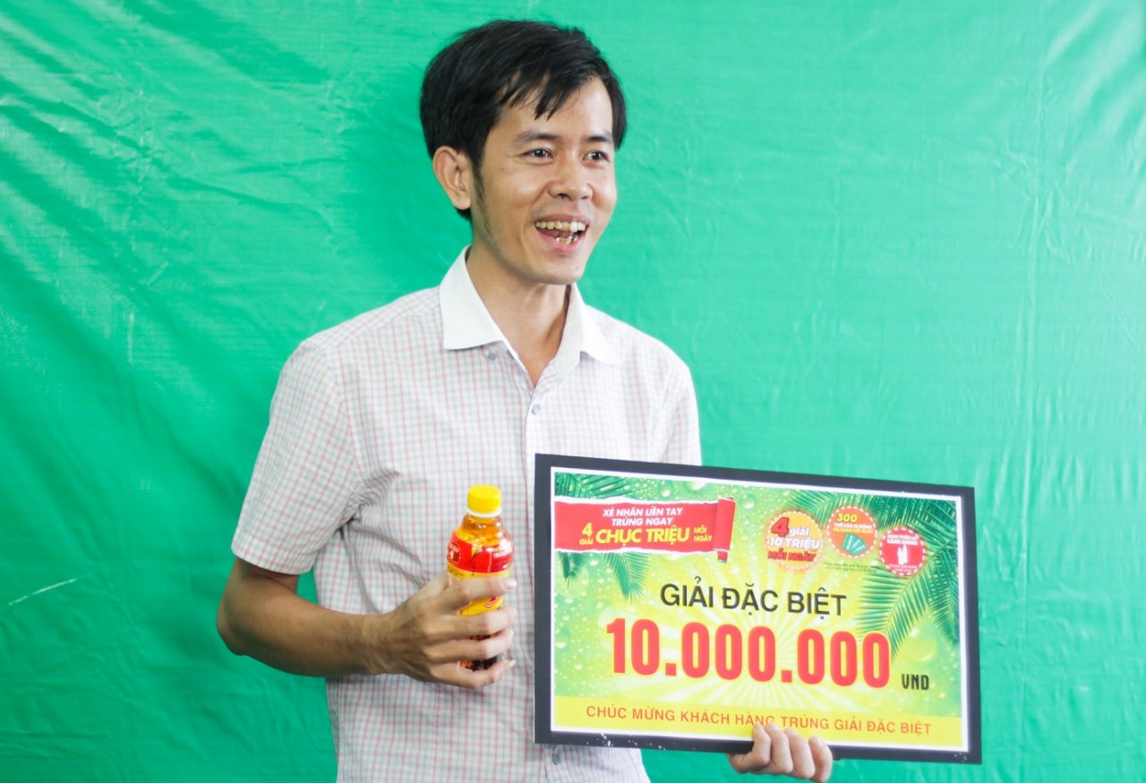 khach-hang-vui-mung-nhan-thuong-chuc-trieu-sau-khi-uong-tra-xanh-khong-do