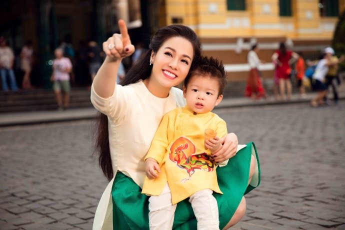 nhat-kim-anh-la-ai-va-nhat-kim-anh-len-tieng-khi-bi-tung-tin-don-ngoai-tinh