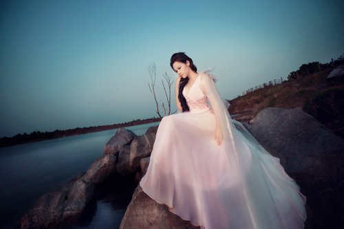 nhat-kim-anh-la-ai-va-nhat-kim-anh-len-tieng-khi-bi-tung-tin-don-ngoai-tinh