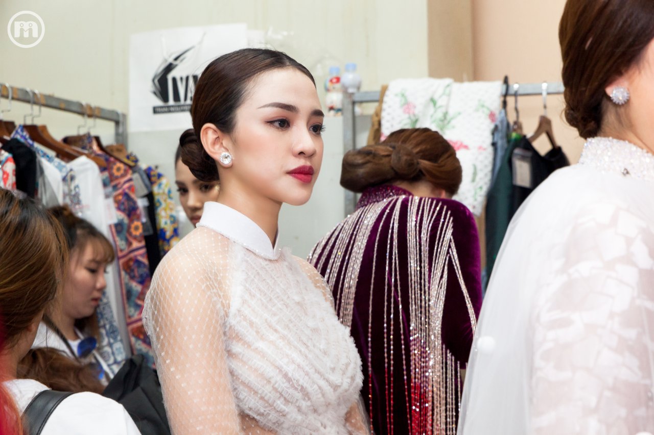 ru-bo-mac-hot-girl-thien-nga-the-face-lot-xac-hoan-toan-khi-sai-buoc-tren-san-catwalk