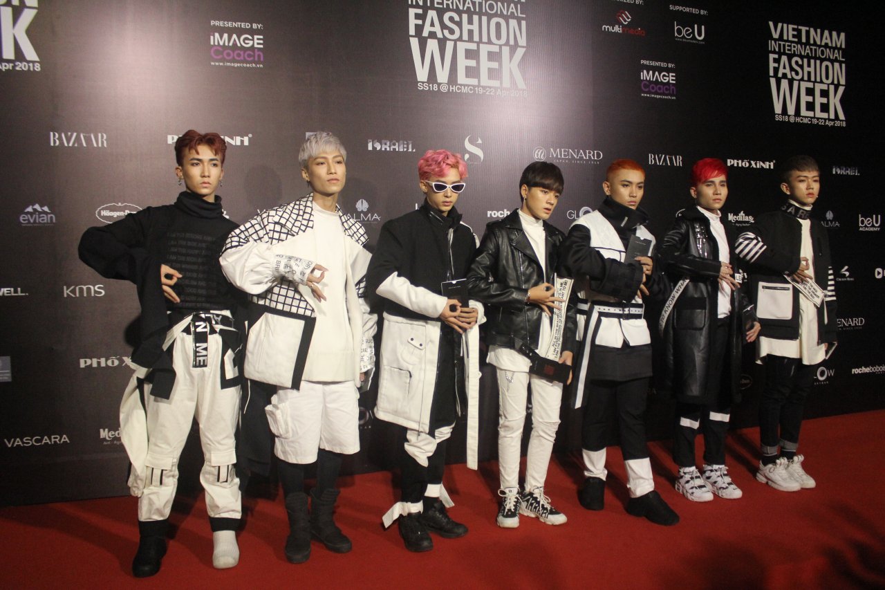 tham-do-fashion-week-zero-9-bat-ngo-xuat-hien-duc-phuc-dat-cho-con-tieu-chau-nhu-quynh-chiem-spotlight-khi-hoa-nang-tien-ca