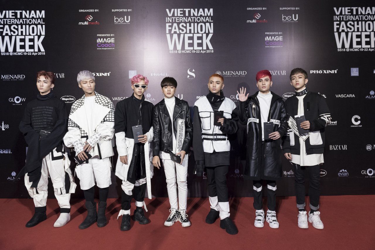 tham-do-fashion-week-zero-9-bat-ngo-xuat-hien-duc-phuc-dat-cho-con-tieu-chau-nhu-quynh-chiem-spotlight-khi-hoa-nang-tien-ca