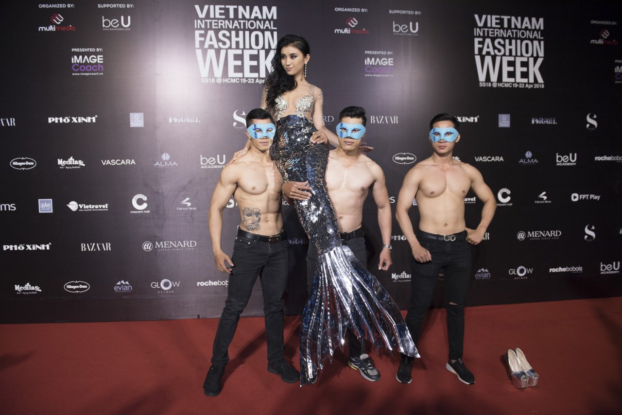 tham-do-fashion-week-zero-9-bat-ngo-xuat-hien-duc-phuc-dat-cho-con-tieu-chau-nhu-quynh-chiem-spotlight-khi-hoa-nang-tien-ca