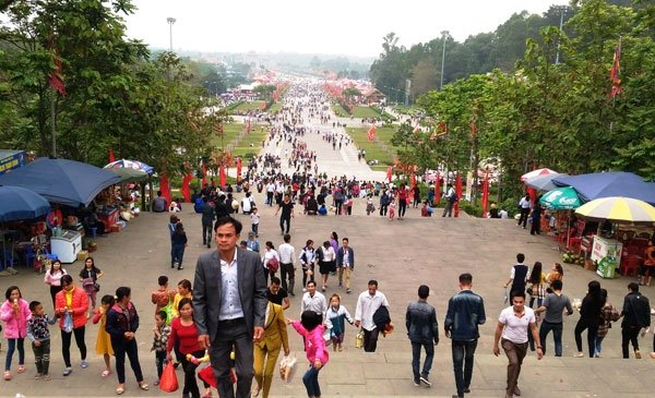 Mặc váy, hàng trăm du khách bị mời khỏi cổng Đền Hùng